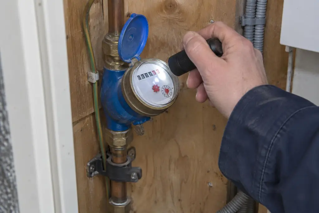 Lekdetectie Opheusden – watermeter in de meterkast controleren met een zaklamp